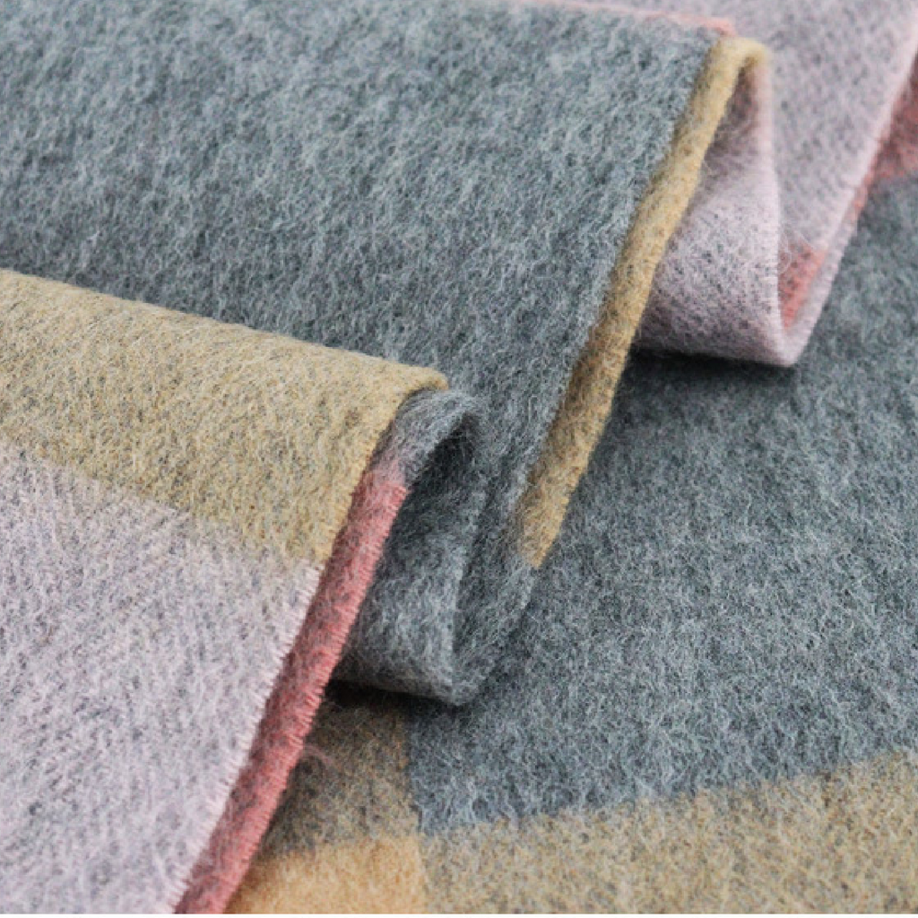 Cozyura™ Cashmere Plaid Shawl – Luxuriously Soft Warmth in Classic Style