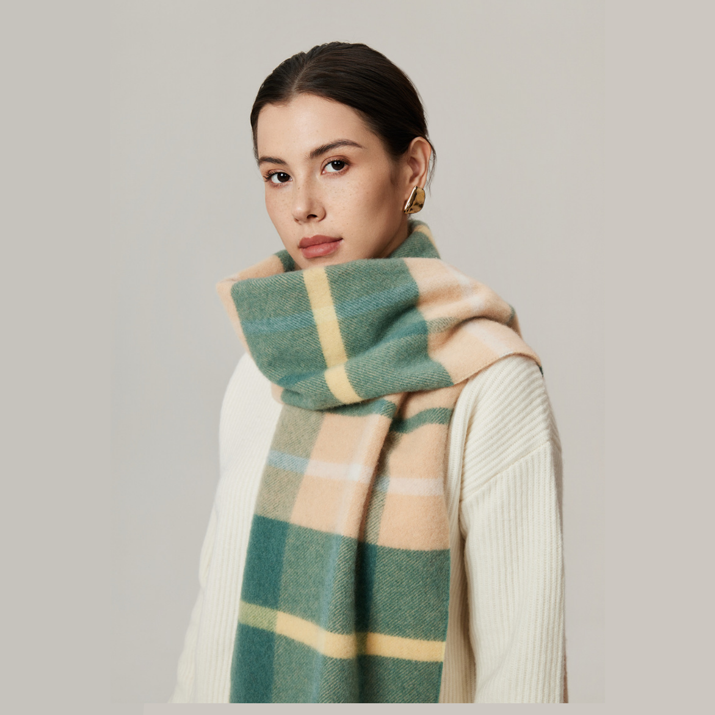 Cozyura™ Wool Plaid Scarf – Soft Textured Warmth for Autumn & Winter